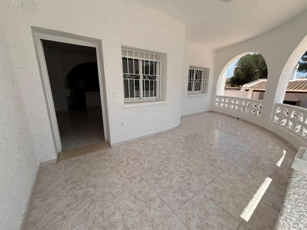 Casa independiente en calle Santiago de Compostela Número 1