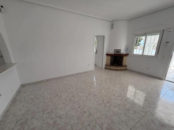 Casa independiente en calle Santiago de Compostela Número 1