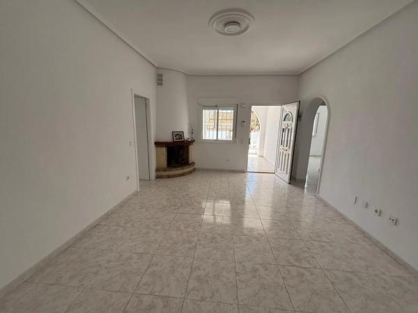 Casa independiente en calle Santiago de Compostela Número 1