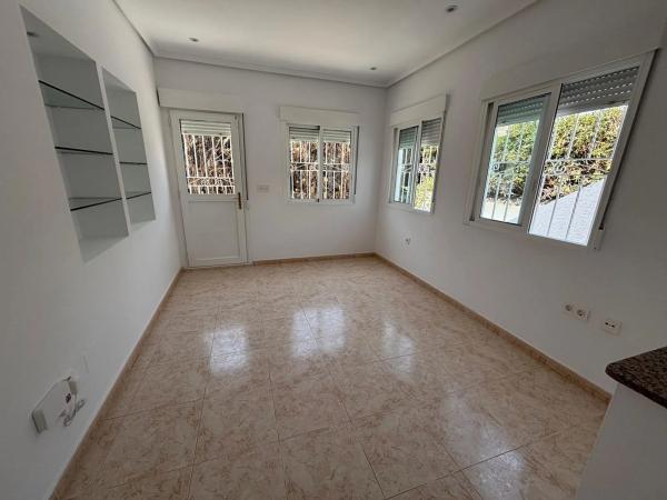 Casa independiente en calle Santiago de Compostela Número 1