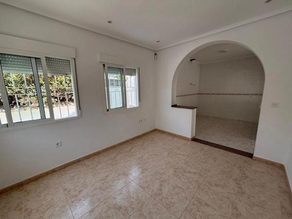 Casa independiente en calle Santiago de Compostela Número 1