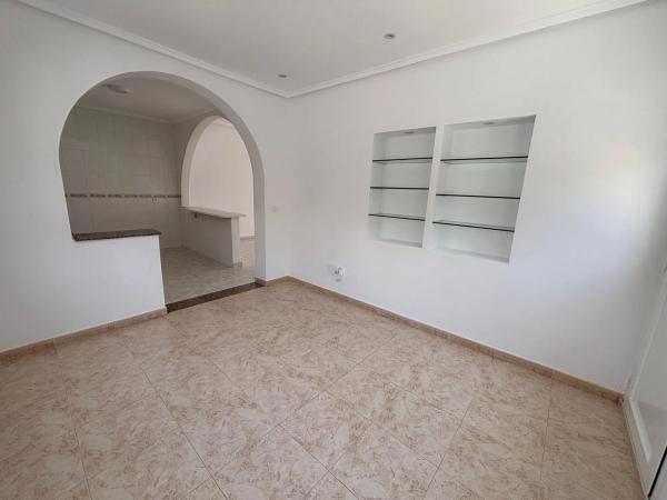 Casa independiente en calle Santiago de Compostela Número 1