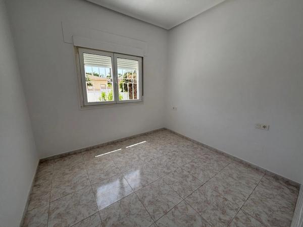 Casa independiente en calle Santiago de Compostela Número 1