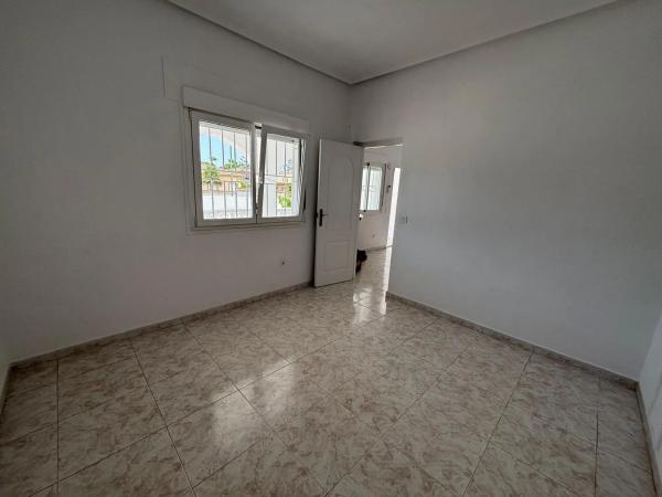 Casa independiente en calle Santiago de Compostela Número 1