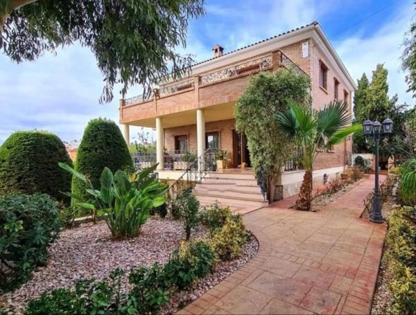 Casa independiente en calle de los Almendros