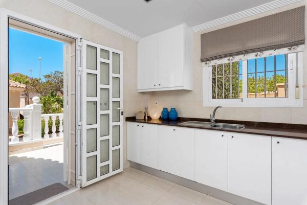 Casa independiente en calle Islas Alhucemas, 2