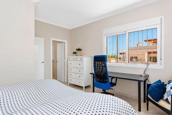 Casa independiente en calle Islas Alhucemas, 2