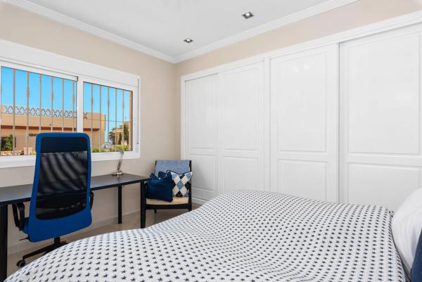 Casa independiente en calle Islas Alhucemas, 2