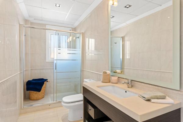 Casa independiente en calle Islas Alhucemas, 2