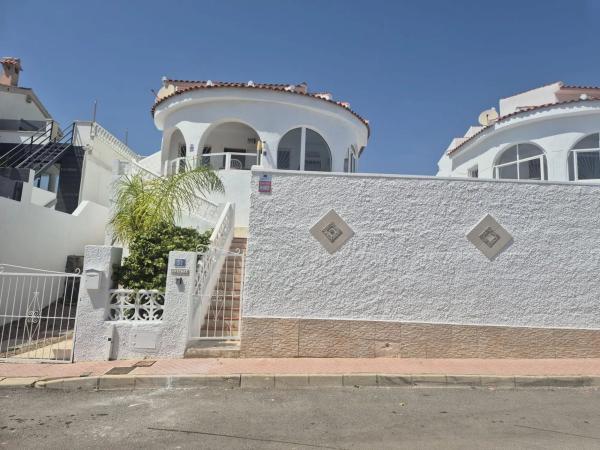 Casa independiente en calle Sierra de Monserrat