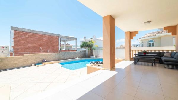 Casa independiente en calle Islas Alhucemas, 4