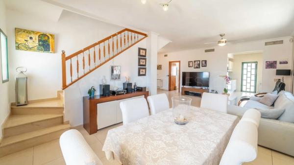 Casa independiente en calle Islas Alhucemas, 4