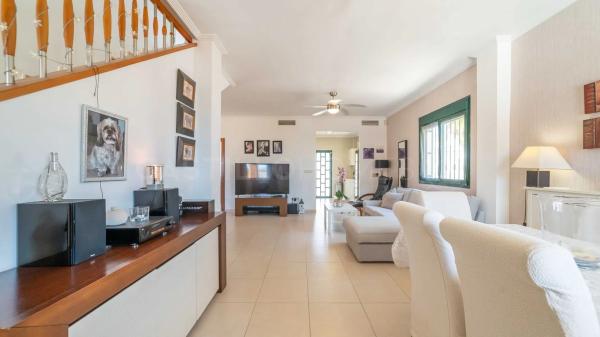 Casa independiente en calle Islas Alhucemas, 4