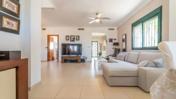 Casa independiente en calle Islas Alhucemas, 4