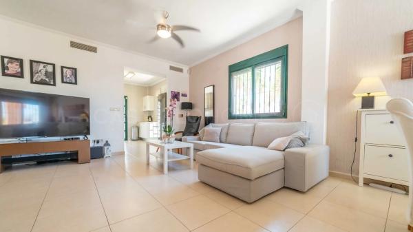 Casa independiente en calle Islas Alhucemas, 4