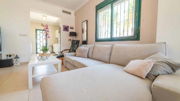 Casa independiente en calle Islas Alhucemas, 4