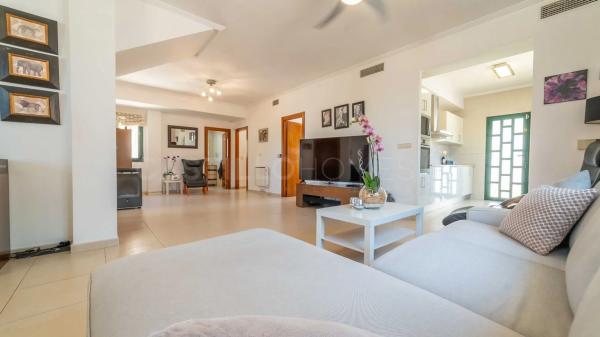 Casa independiente en calle Islas Alhucemas, 4