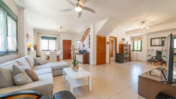 Casa independiente en calle Islas Alhucemas, 4