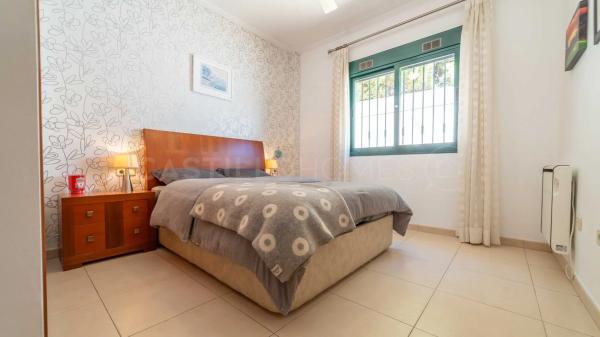 Casa independiente en calle Islas Alhucemas, 4