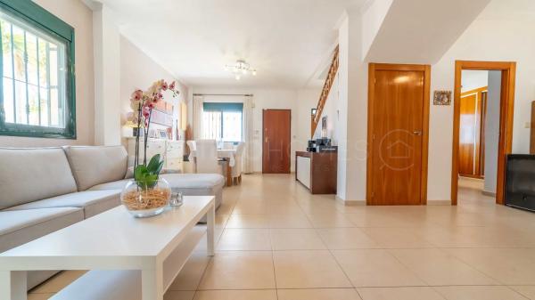 Casa independiente en calle Islas Alhucemas, 4