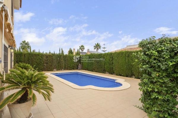 Casa independiente en calle Islas Baleares, 21