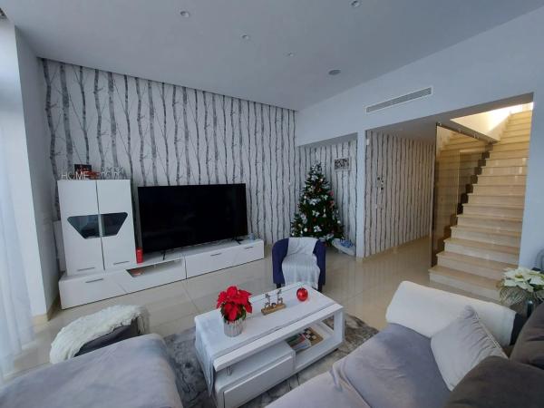 Casa independiente en calle Sierra de la Demanda, 920