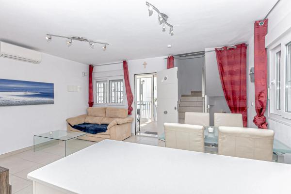 Casa independiente en calle Luis Bunuel, 1