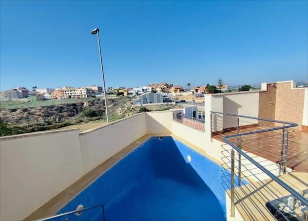 Casa independiente en avenida Poniente Balcón Costa