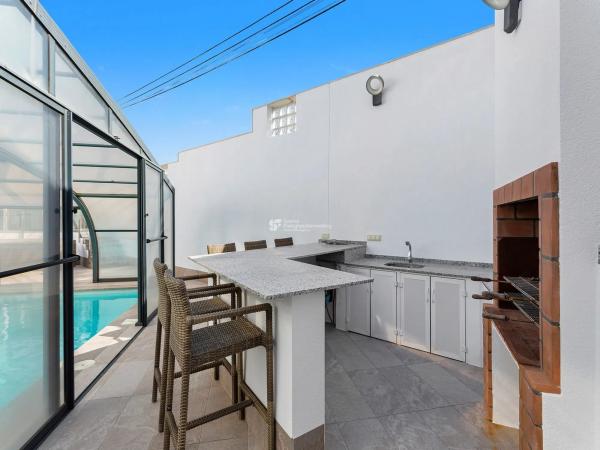 Casa independiente en calle el Grove, 599