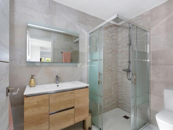 Casa independiente en calle el Grove, 599