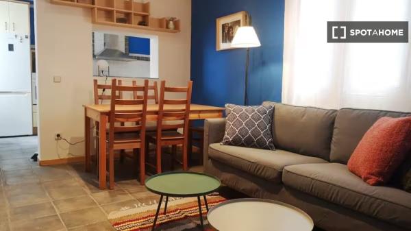 Apartamento de 3 dormitorios en alquiler en Embajadores, Madrid