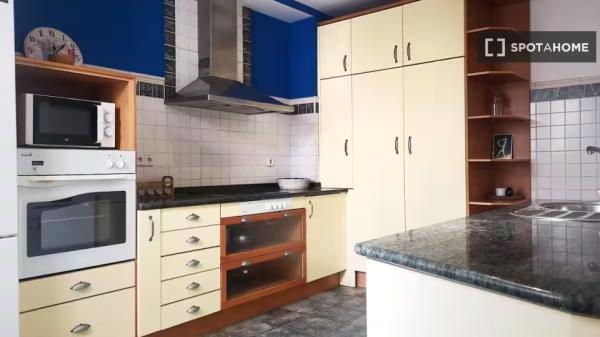 Apartamento de 3 dormitorios en alquiler en Embajadores, Madrid