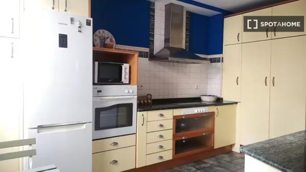 Apartamento de 3 dormitorios en alquiler en Embajadores, Madrid