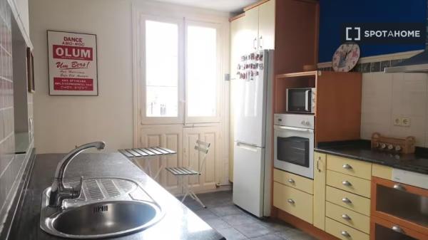 Apartamento de 3 dormitorios en alquiler en Embajadores, Madrid