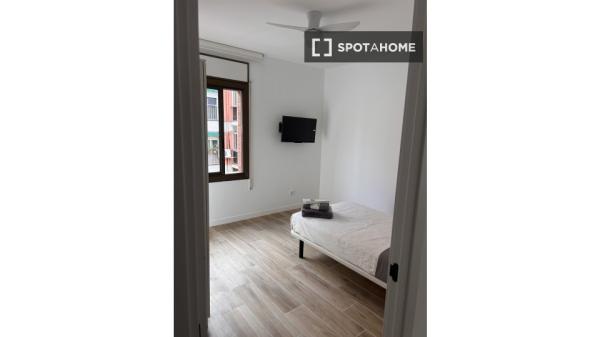 Room in shared apartment in Sant Adrià de Besòs
