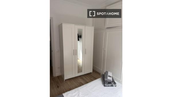 Room in shared apartment in Sant Adrià de Besòs