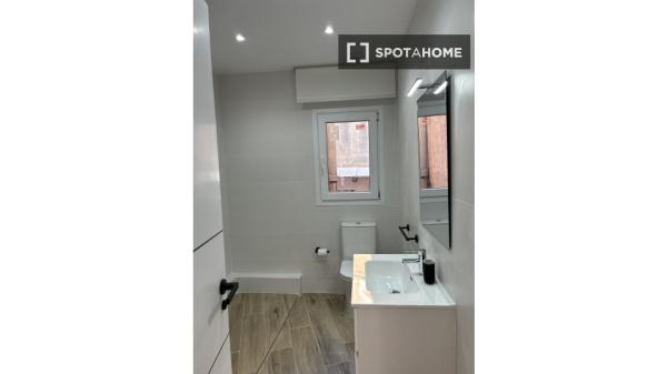 Room in shared apartment in Sant Adrià de Besòs