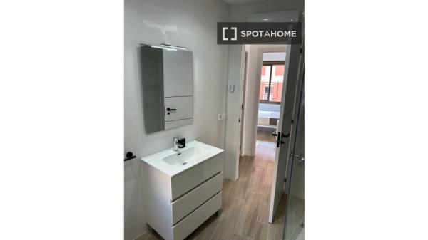Room in shared apartment in Sant Adrià de Besòs