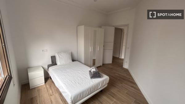 Room in shared apartment in Sant Adrià de Besòs