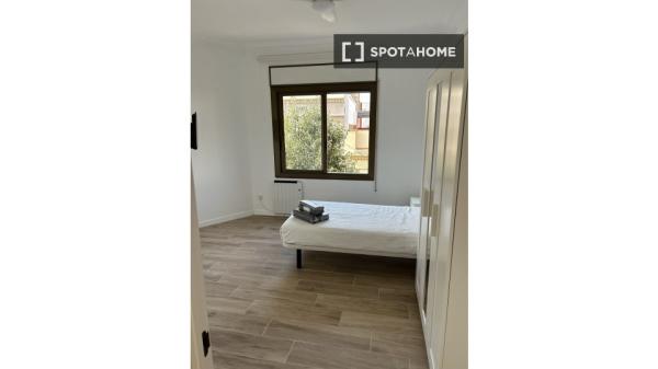 Room in shared apartment in Sant Adrià de Besòs