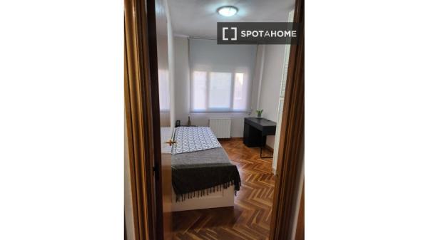 Pokój we wspólnym mieszkaniu w Barcelonie