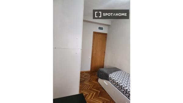 Pokój we wspólnym mieszkaniu w Barcelonie