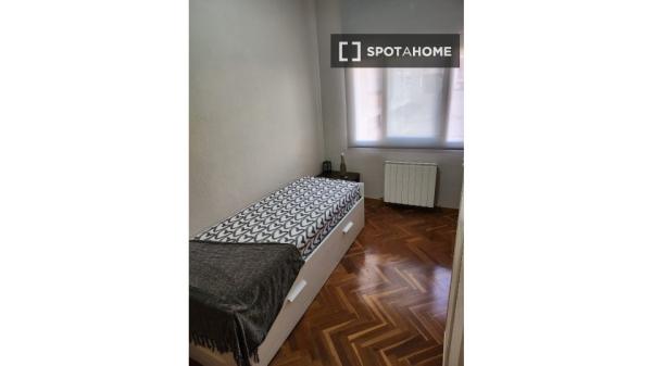 Pokój we wspólnym mieszkaniu w Barcelonie