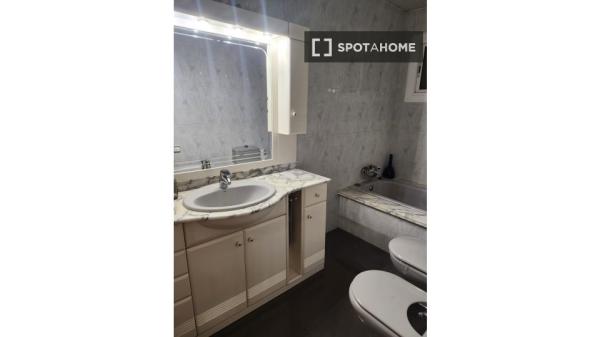 Pokój we wspólnym mieszkaniu w Barcelonie