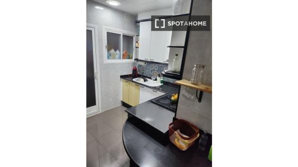 Pokój we wspólnym mieszkaniu w Barcelonie