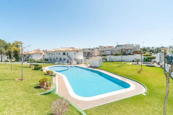 Casa independiente en avenida Laguna Azul, 1