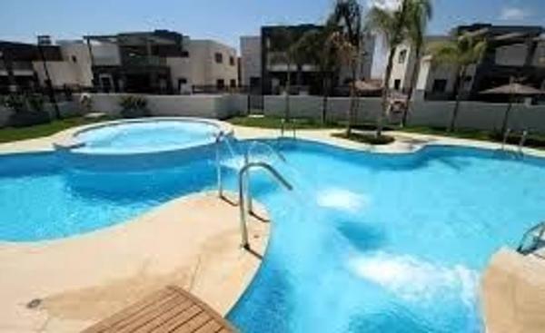 Casa independiente en calle Alborán