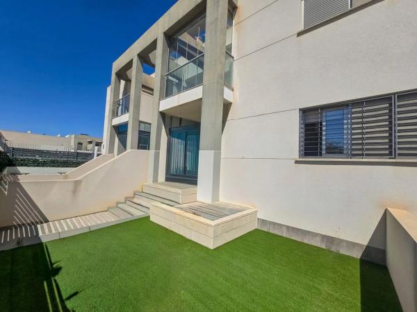 Casa independiente en calle Alborán