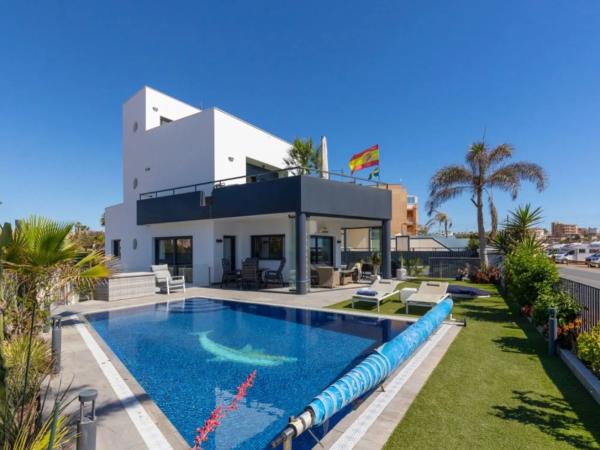 Casa independiente en avenida Alfredo Nobel, 141