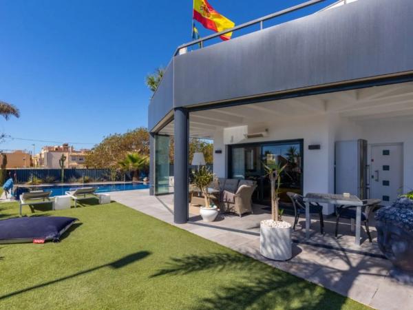 Casa independiente en avenida Alfredo Nobel, 141